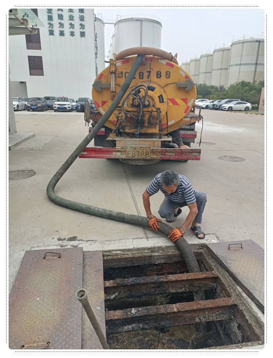 七坊镇隔油池清掏