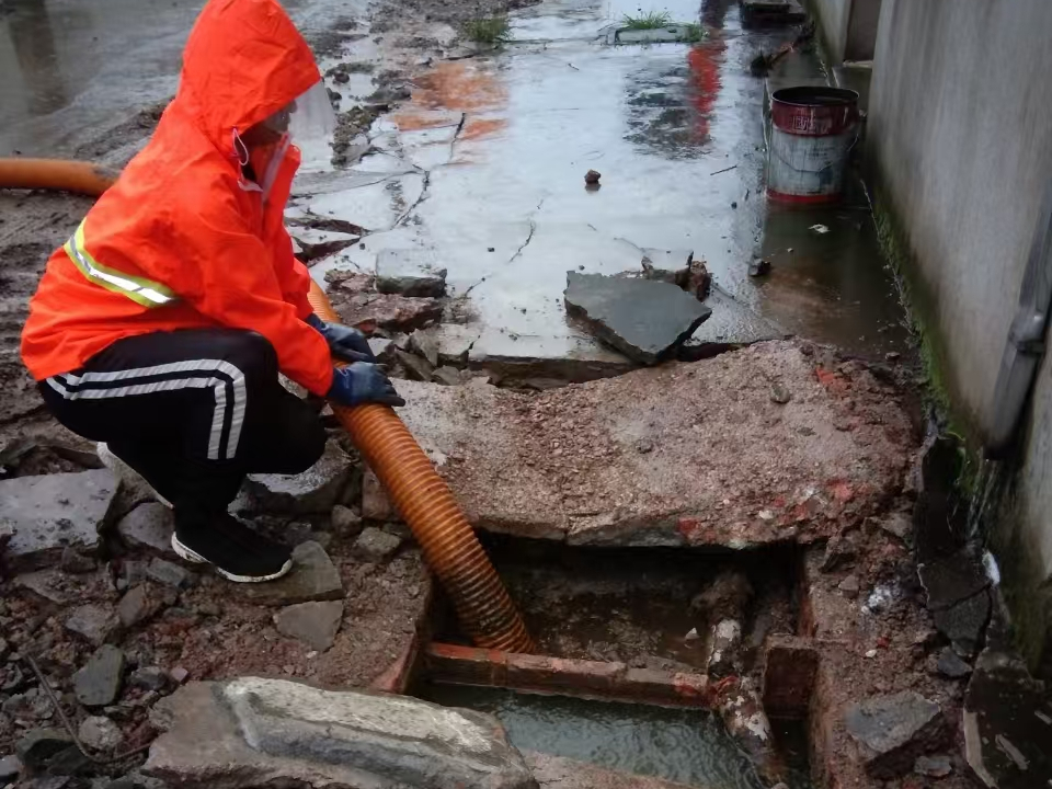 七坊镇专业清理污水池 炜誉市政以规范流程守护城市 “肠道”