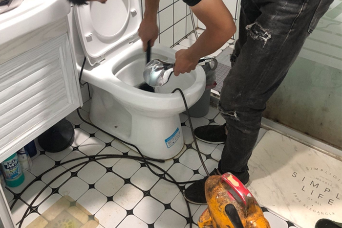 七坊镇马桶堵塞自己疏通还是找师傅?专业上门服务让你省时更省心